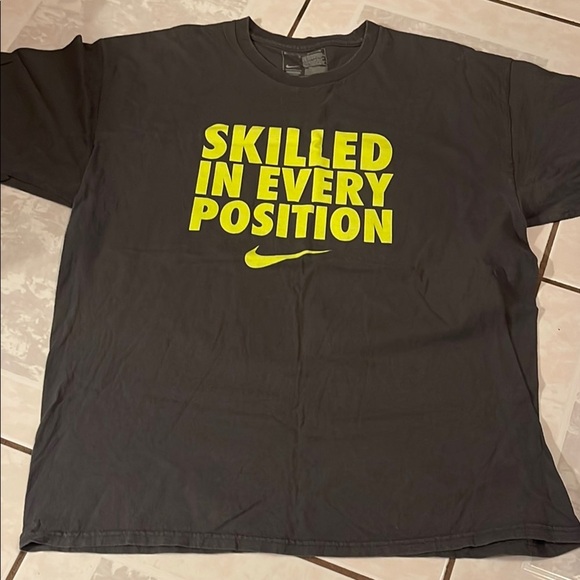 Nike Black and Yellow Short Sleeve Tee Skilled Design - Picture 1 of 4